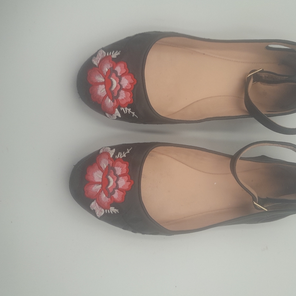 Kate Spade Shoes flats black size 6M with a embroidered flower on toe